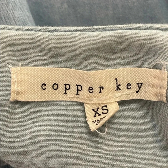 💙 Copper Key Distressed Cold Shoulder Jean Colored Dress - Picture 6 of 7